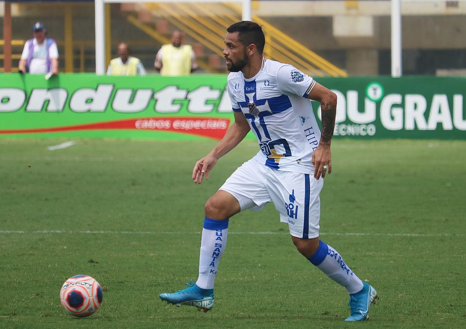 Paulistão: Atacante celebra primeiro gol com a camisa do Água Santa