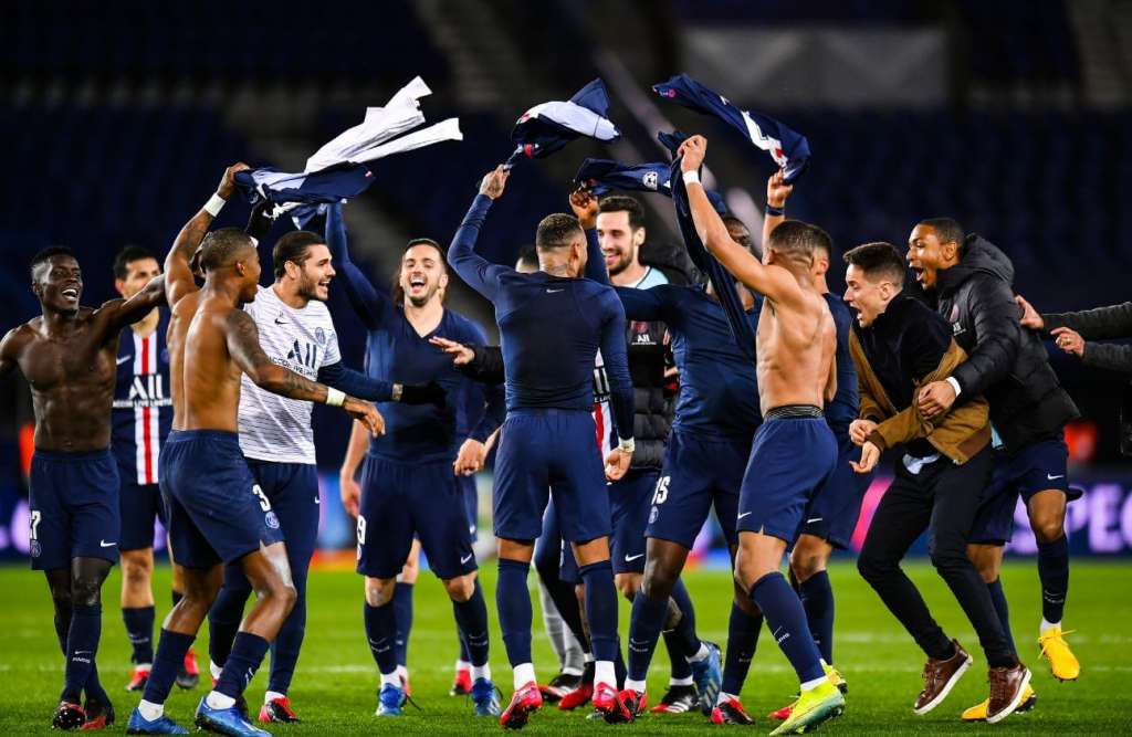 Jogadores do PSG comemoram a classificação na Liga dos Campeões
