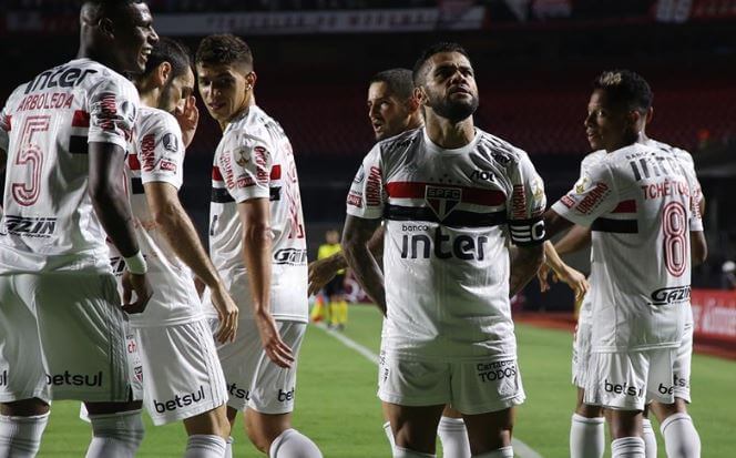 Daniel Alves marcou o segundo gol do São Paulo (Foto: Rubens Chiri/São Paulo)