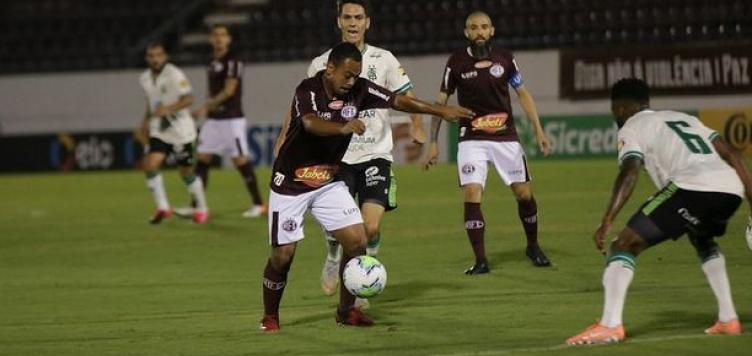 Ferrinha martelou, mas não derrubou o Coelho. Foto: Tiago Pavani