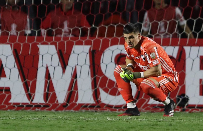 Libertadores: Tiago Volpi deixa campo machucado e vira dúvida no São Paulo