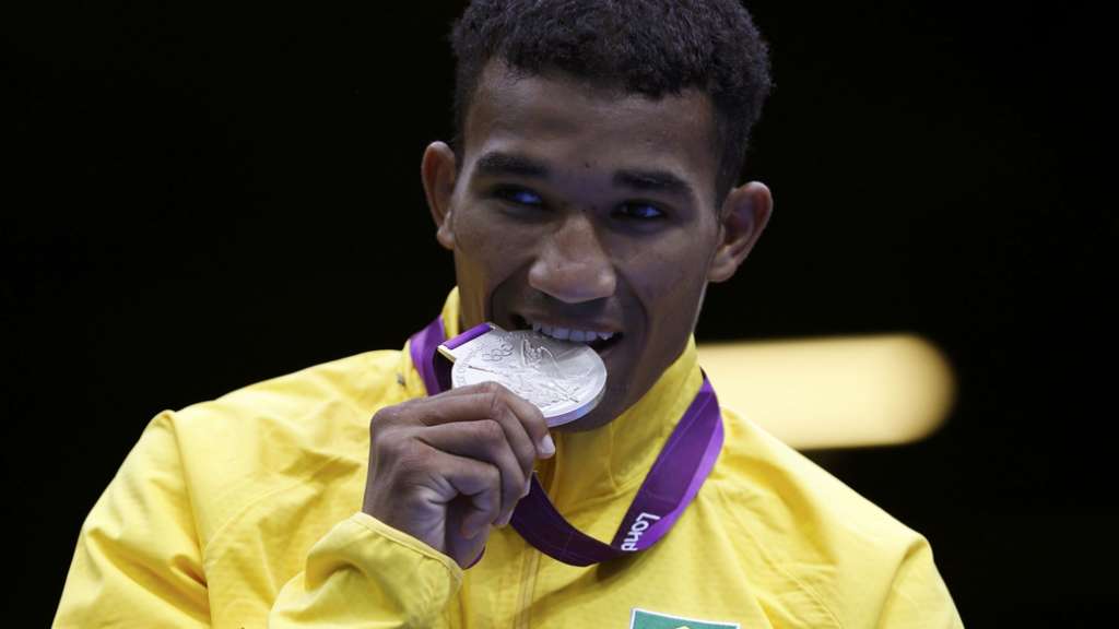 Esquiva Falcão coloca medalha de prata olímpica à venda