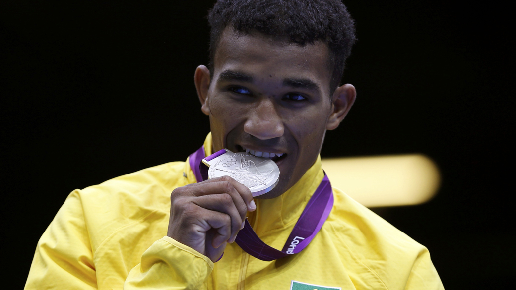 Lutador de boxe brasileiro coloca medalha de prata olímpica à venda por R$ 234 mil