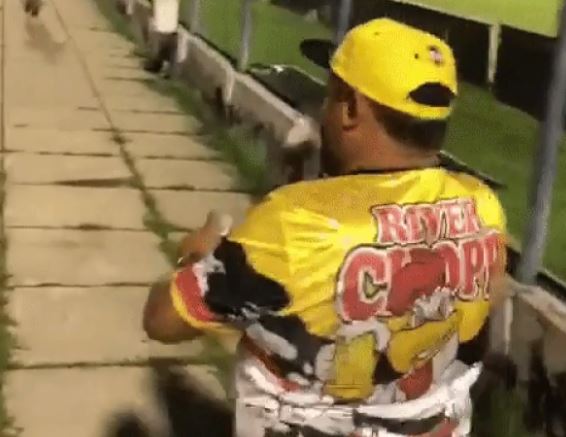 Torcedor joga sal grosso no campo, mas time perde outra no Estadual