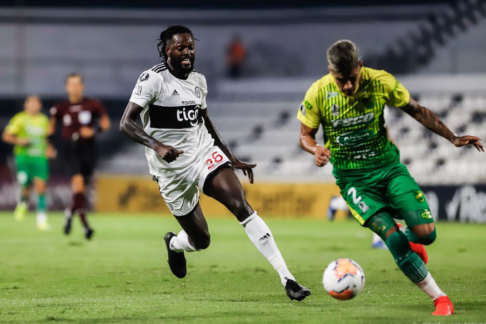 Adebayor pede desculpas por ter brincado de ‘Jackie Chan’ em jogo da Libertadores