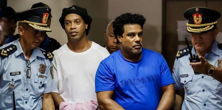 Advogados apresentam recurso para transferir Ronaldinho para prisão domiciliar