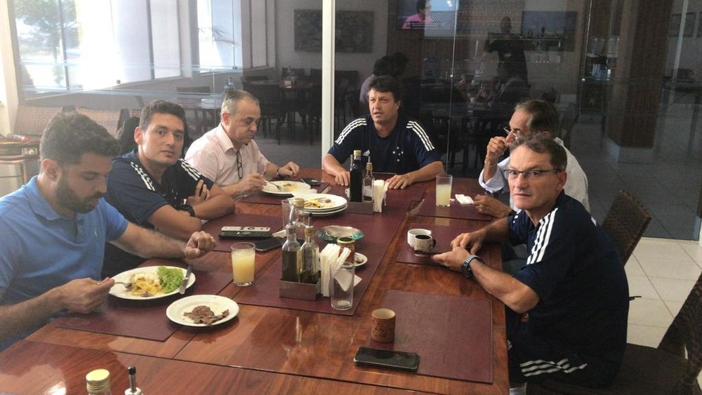 Cruzeiro volta atrás e banca permanência de Adilson Batista