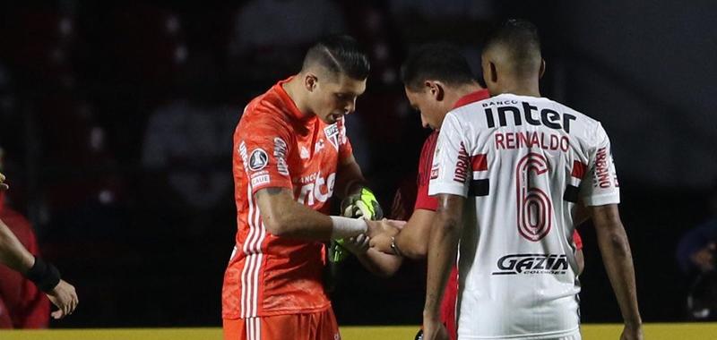 Paulistão: Após lesão contra LDU, goleiro desfalca o São Paulo contra o Santos
