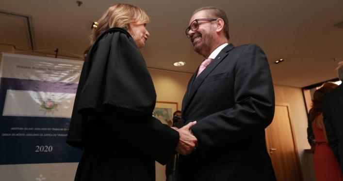 Reinaldo Carneiro Bastos cumprimentando a desembargadora Gisela Rodrigues Magalhães de Araújo e Moraes (Foto: Leandro Ferreira)