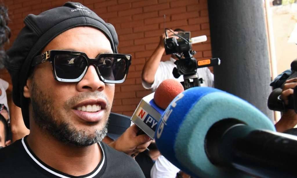 Ronaldinho Gaúcho continua preso no Paraguai