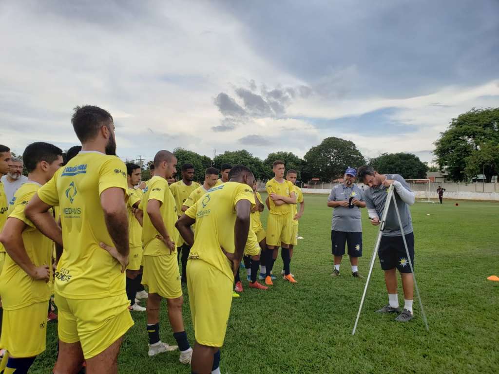 Técnico do Palmas, Alexandre Gomes, conversa e orienta os jogadores do Palmas (Foto: Izabela Martins/Divulgação)