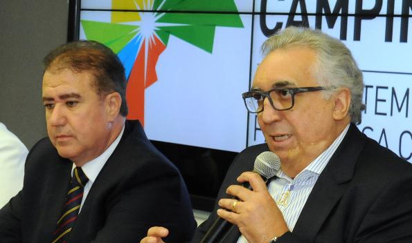 Carmino, à direita, tem apoio do prefeito Jonas Donizete