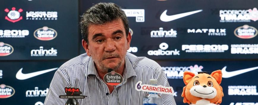 Torcedores do Corinthians protestam no Parque São Jorge contra a diretoria