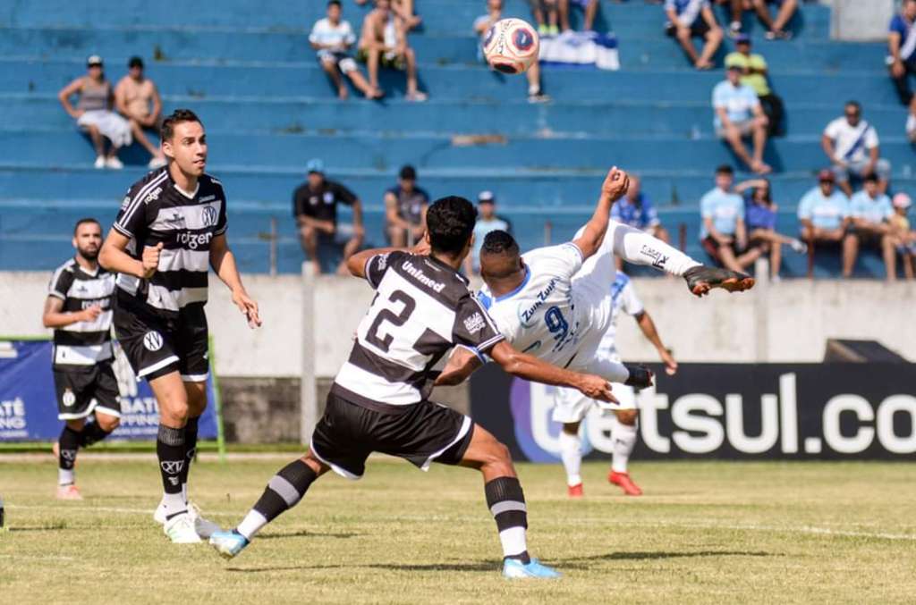 David Batista aproveitou o cruzamento da direita e de costas para o gol, conseguiu dar uma linda bicicleta (Foto: Bruno Castilho / EC Taubaté)