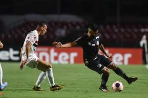 Lucas Veríssimo lamenta os erros do Santos em jogadas de bola parada no clássico