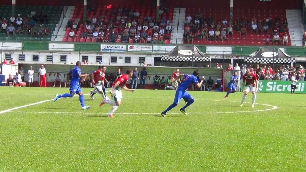 São Caetano ganhou da Portuguesa Santista (Foto: Victor de Andrade/O Curioso do Futebol)