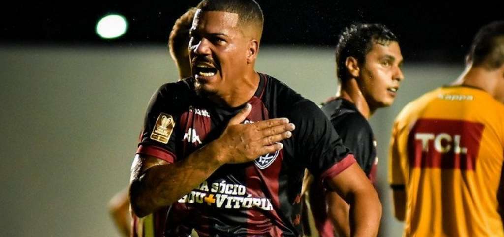 Thiago Carleto fez belo gol de falta (Foto: Pietro Carpi/EC Vitória)