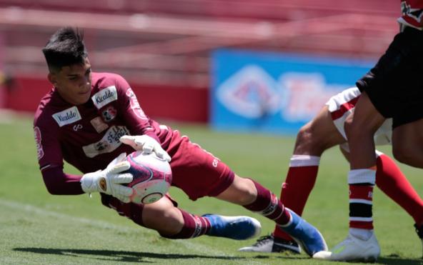 Pernambucano: Jovem goleiro alimenta sonho de infância em base do Santa Cruz