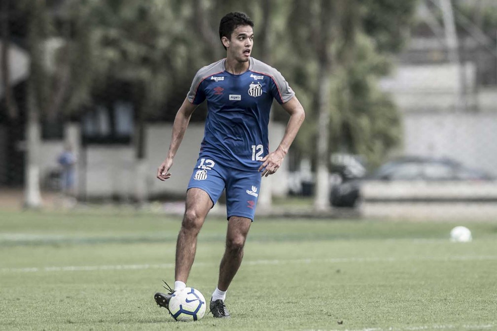 Santos acerta venda de zagueiro para rival da Série A do Brasileiro