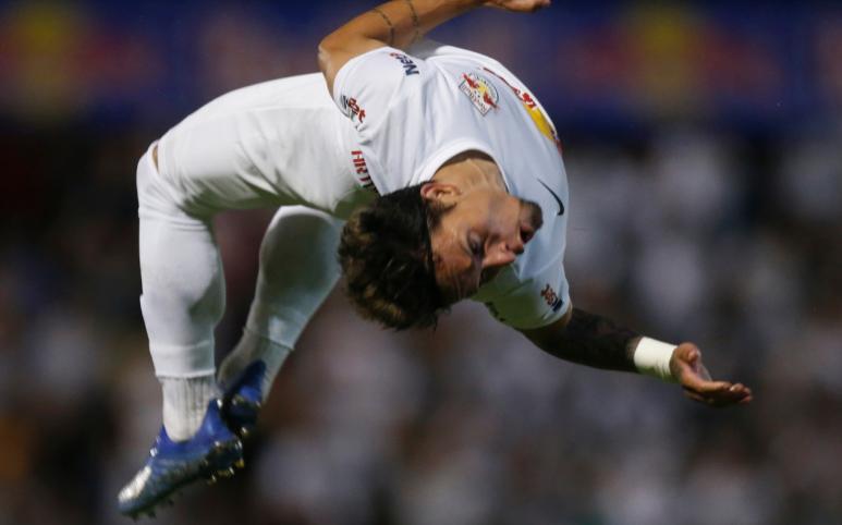 Artur dá bela cambalhota após marcar quatro gol do Bragantino