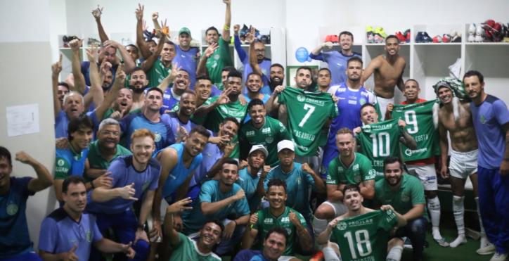 Elenco festeja vitória nos vestiários