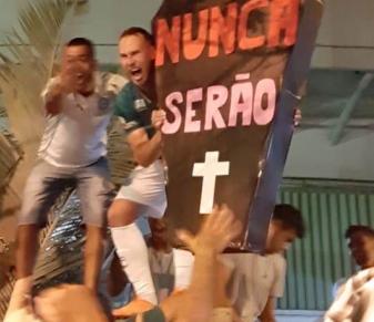 Alguns jogadores festejaram com torcida pós dérbi