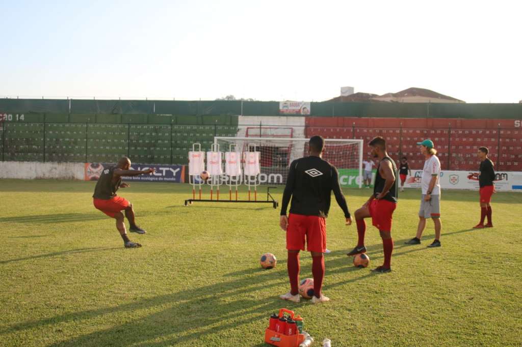 Jogadores foram dispensados dos treinamentos por uma semana