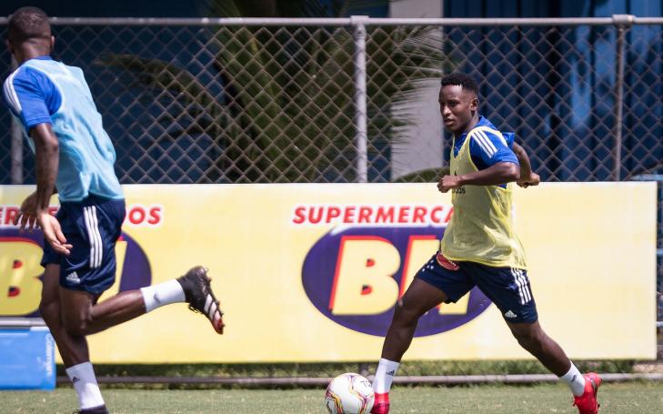 Reforço, colombiano Iván Angulo treina pela primeira vez no Cruzeiro