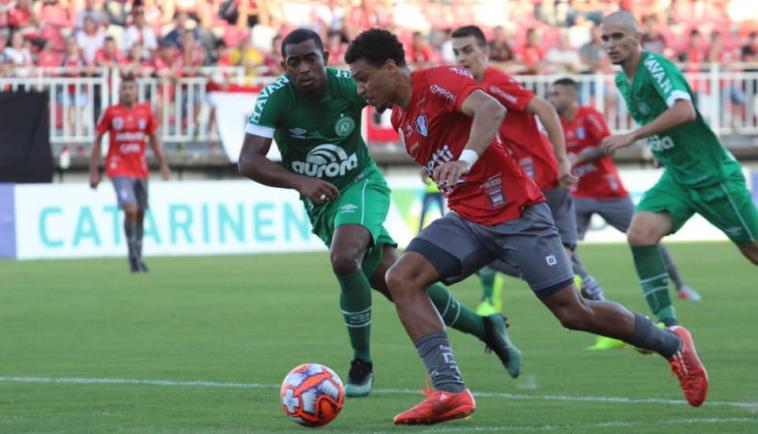 Pior defesa do Catarinense consegue vaga no G8 e segue na briga pelo título