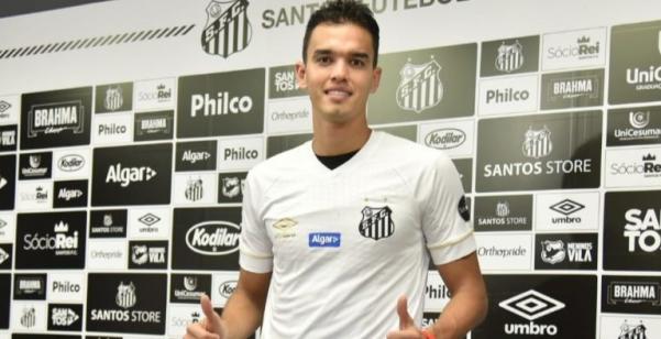 Zagueiro colombiano deixa Santos e pode acertar com o time do Paraná no Brasileiro