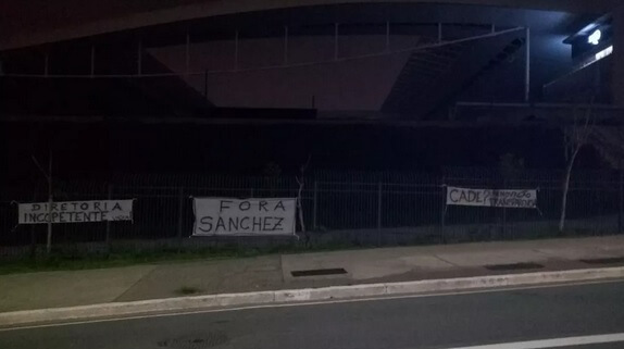 Torcida do Corinthians protesta e pede saída do presidente Andrés Sanchez