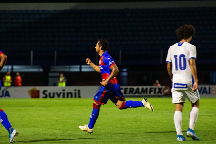 Catarinense: Marcílio Dias renova contrato com atacante até 2021