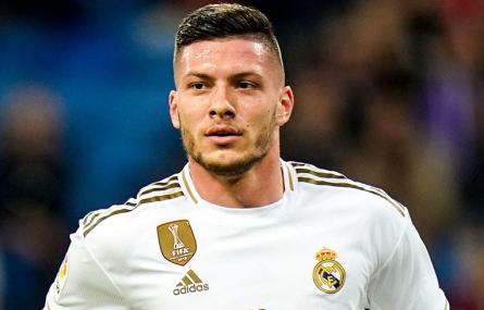 Atacante do Real Madrid abandona quarentena na Espanha e viaja para a Sérvia