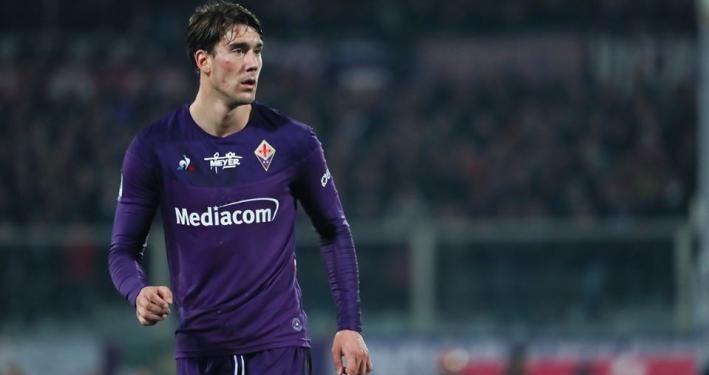 Dusan Vlahovic é um dos jogadores infectados com o coronavírus (Foto: Divulgação/Fiorentina)