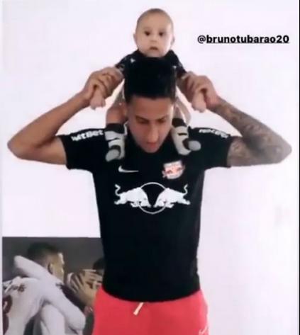 Elenco do RB Bragantino treina forte em casa; Tubarão ganha ajuda do filho