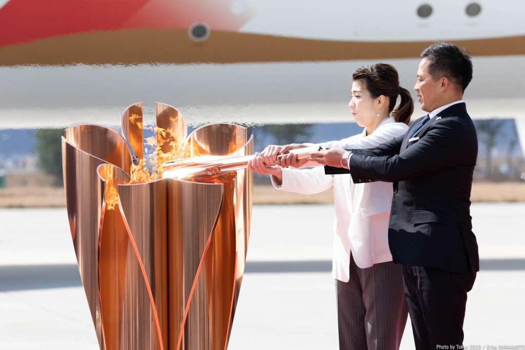 Em meio a dúvidas sobre realização dos Jogos, Tóquio-2020 recebe a chama olímpica