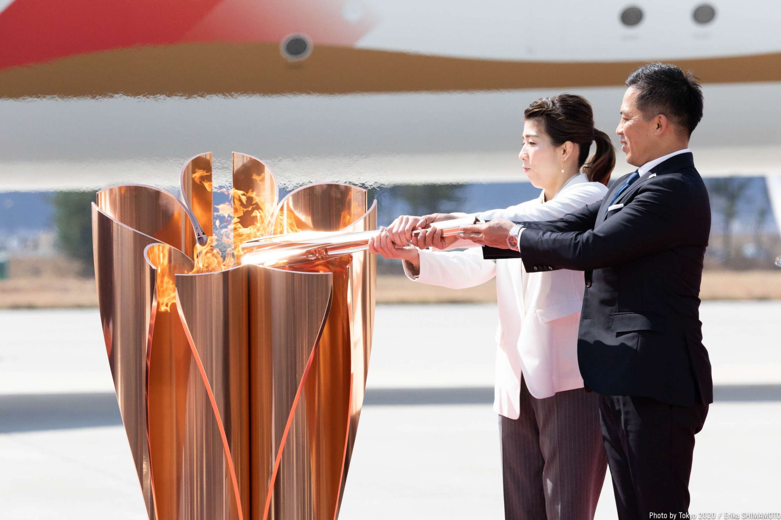 Em meio a dúvidas sobre realização dos Jogos, Tóquio-2020 recebe a chama olímpica