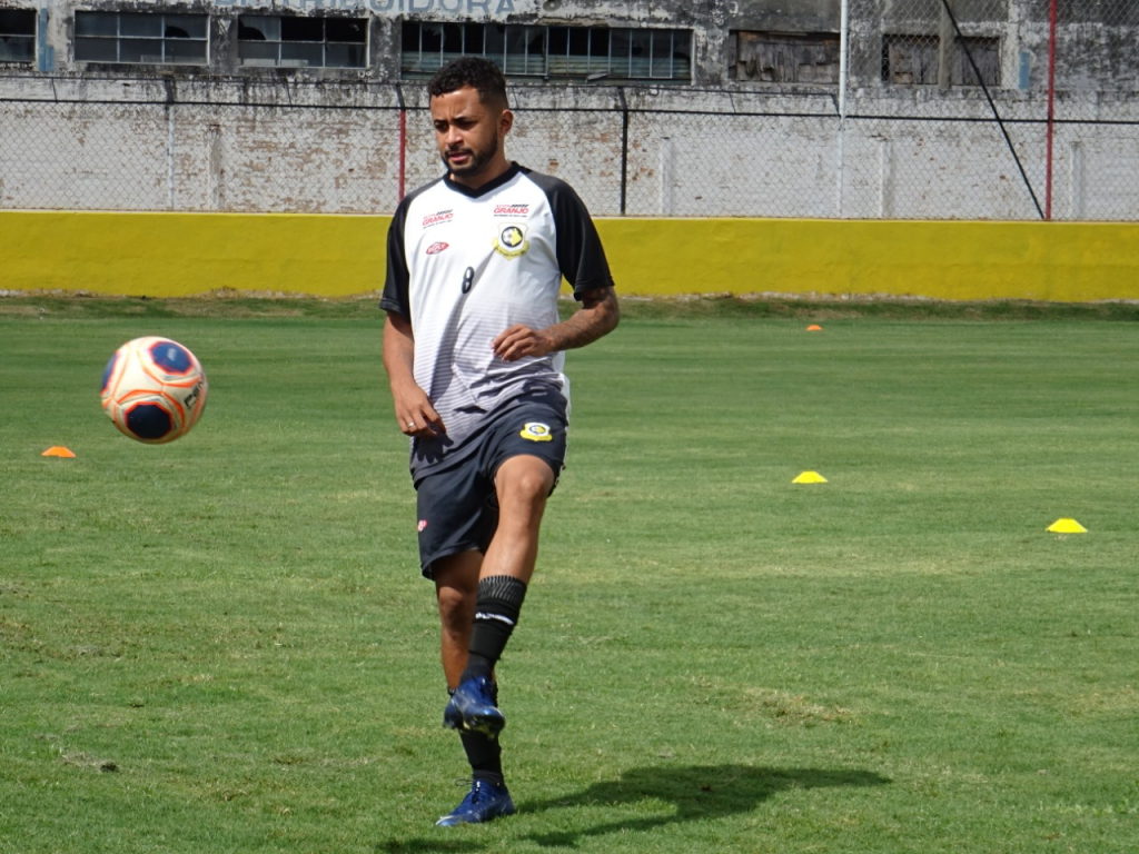 Afastado por pandemia, Douglas treina por conta própria - Gabriel Goto