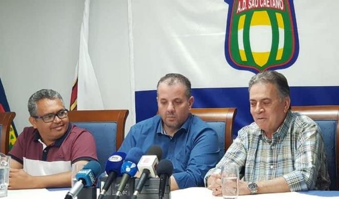 Paulo Pelaipe (à direita) abandona ex-métodos do clube