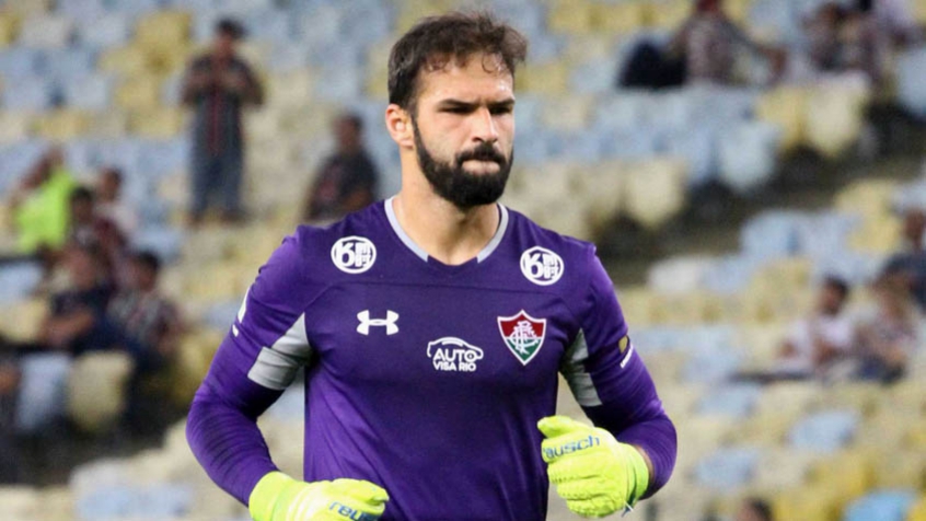 Goleiro do Flu revela rotina de treinos em casa e ajuda da esposa