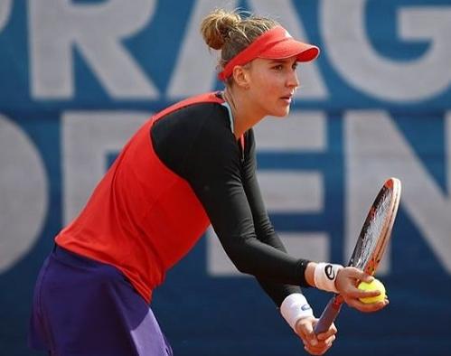 Tênis: A um dia do fim da suspensão, Bia Haddad treina em casa e dá dicas