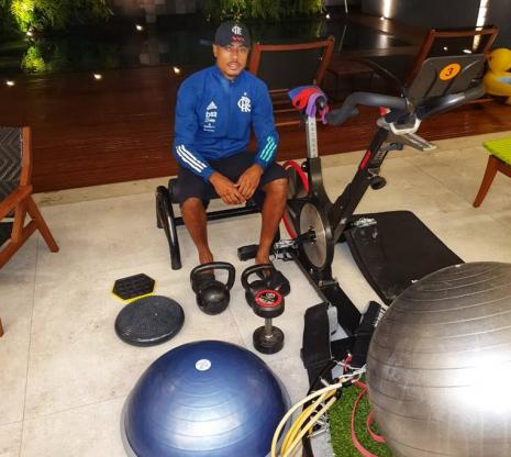 Flamengo mantém paralisação e entrega equipamentos para atletas treinarem em casa