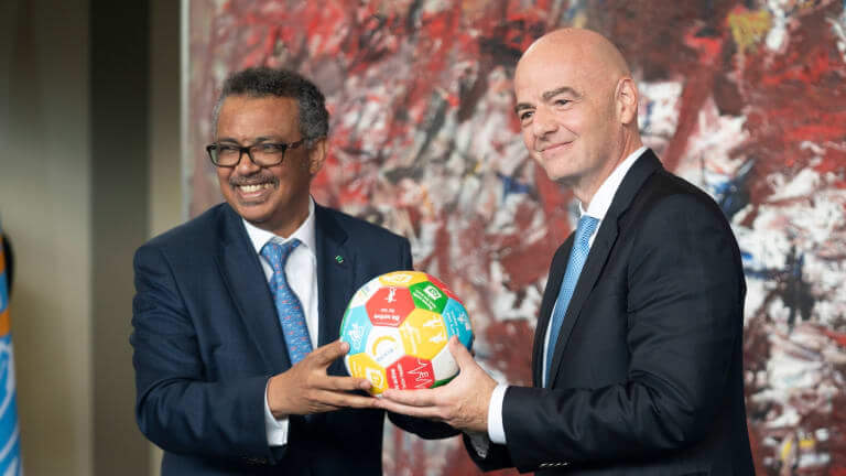 Tedros Adhanom Ghebreyesus (à esq.) e Gianni Infantino
