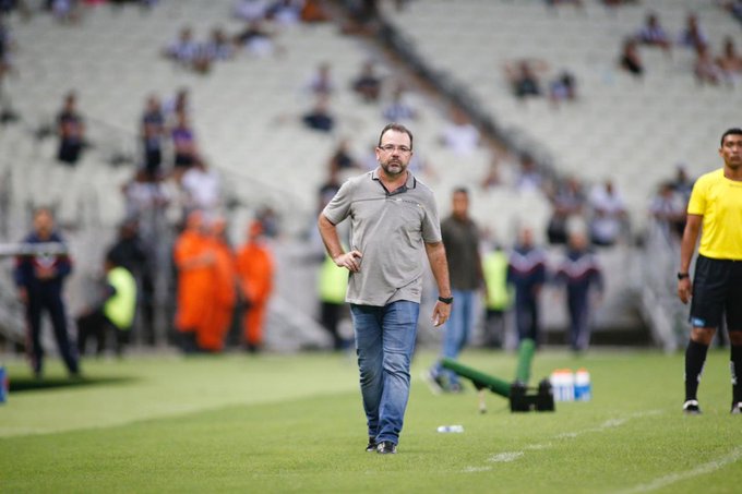 Após longa viagem, Enderson se apresenta ao Cruzeiro e pede ‘reforços pontuais’