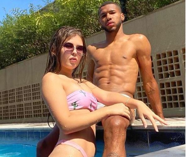 Atacante do Palmeiras usa namorada com peso em preparação física