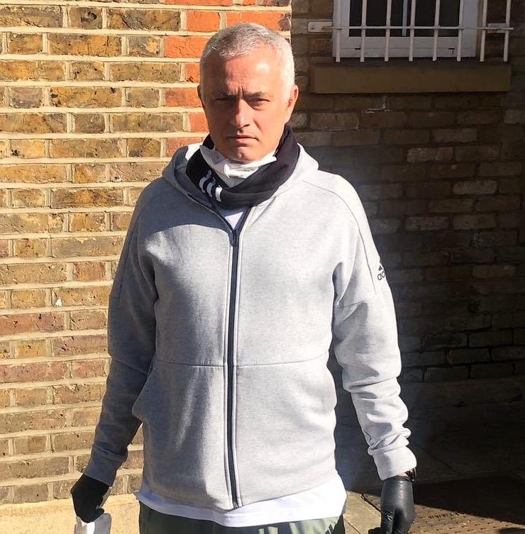 José Mourinho vai às ruas distribuir itens de higiene e comida para idosos