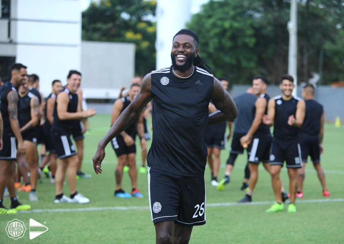 Adebayor deixa o Paraguai para ficar com a família e entra em quarentena no Benin