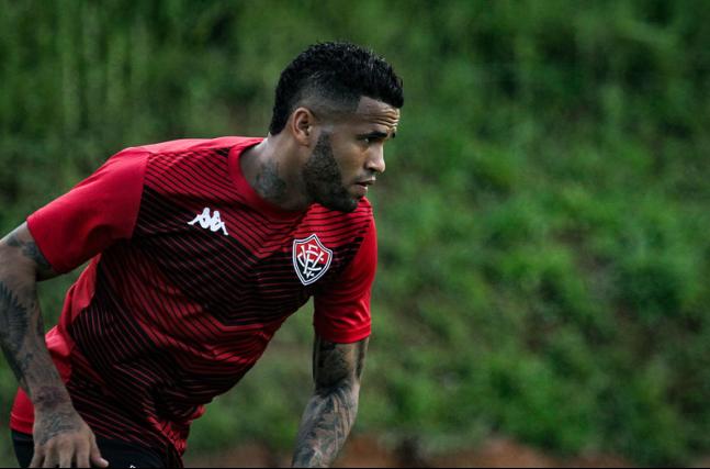 ​Baiano: Lateral do Vitória fala sobre paralisação de rotina e treinos