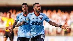 Dirigente de gigante argentino quer tirar Daniel Alves do São Paulo