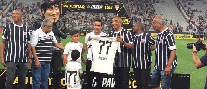 Dispensado, meia revela atrasados e ainda fala em desrespeito do Corinthians